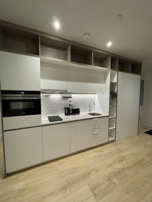 Luxx Apartment & Suites, London Heathrow Airport, Terminal 4, Piccadilly Underground Train Station Nearby! ฮิลลิงดัน ภายนอก รูปภาพ