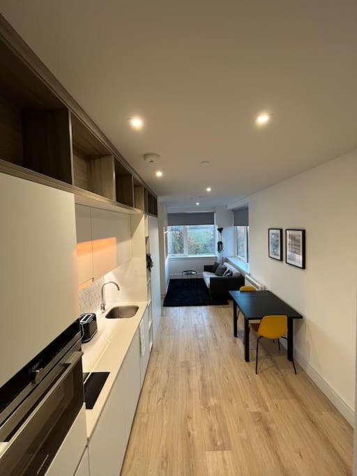 Luxx Apartment & Suites, London Heathrow Airport, Terminal 4, Piccadilly Underground Train Station Nearby! ฮิลลิงดัน ภายนอก รูปภาพ