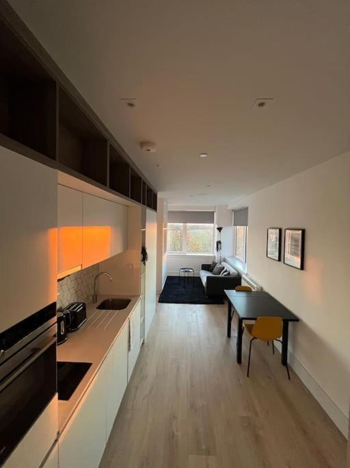 Luxx Apartment & Suites, London Heathrow Airport, Terminal 4, Piccadilly Underground Train Station Nearby! ฮิลลิงดัน ภายนอก รูปภาพ