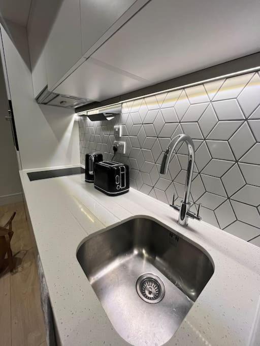Luxx Apartment & Suites, London Heathrow Airport, Terminal 4, Piccadilly Underground Train Station Nearby! ฮิลลิงดัน ภายนอก รูปภาพ