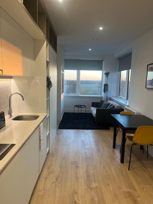 Luxx Apartment & Suites, London Heathrow Airport, Terminal 4, Piccadilly Underground Train Station Nearby! ฮิลลิงดัน ภายนอก รูปภาพ