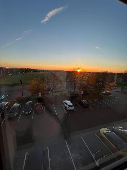 Luxx Apartment & Suites, London Heathrow Airport, Terminal 4, Piccadilly Underground Train Station Nearby! ฮิลลิงดัน ภายนอก รูปภาพ