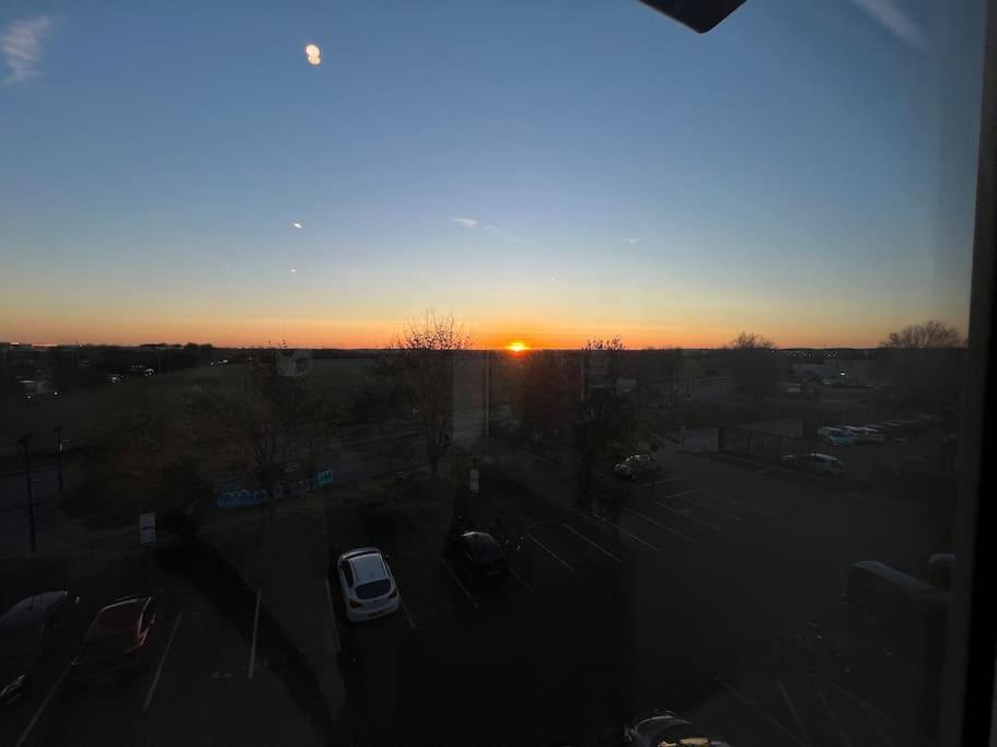 Luxx Apartment & Suites, London Heathrow Airport, Terminal 4, Piccadilly Underground Train Station Nearby! ฮิลลิงดัน ภายนอก รูปภาพ