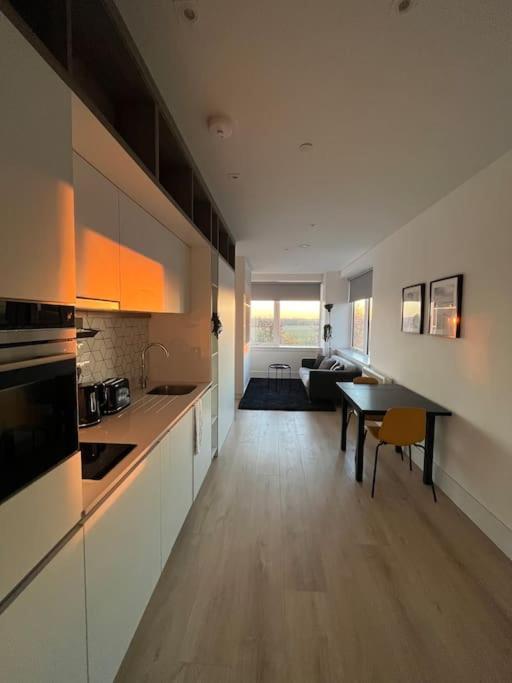 Luxx Apartment & Suites, London Heathrow Airport, Terminal 4, Piccadilly Underground Train Station Nearby! ฮิลลิงดัน ภายนอก รูปภาพ