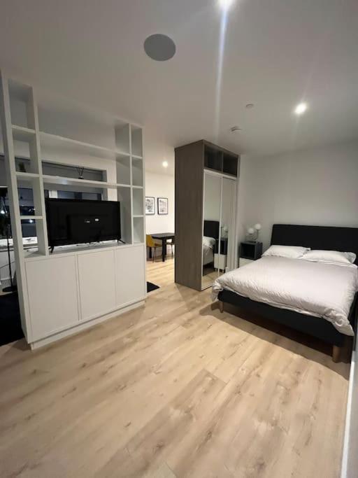 Luxx Apartment & Suites, London Heathrow Airport, Terminal 4, Piccadilly Underground Train Station Nearby! ฮิลลิงดัน ภายนอก รูปภาพ