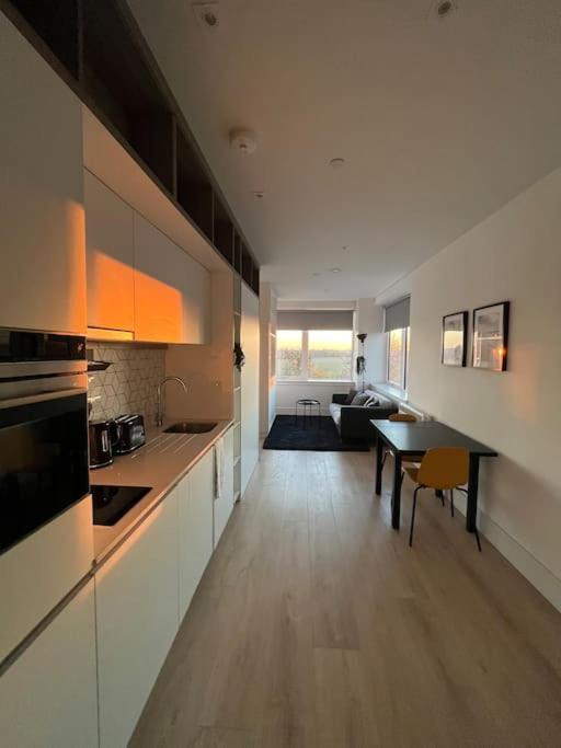 Luxx Apartment & Suites, London Heathrow Airport, Terminal 4, Piccadilly Underground Train Station Nearby! ฮิลลิงดัน ภายนอก รูปภาพ