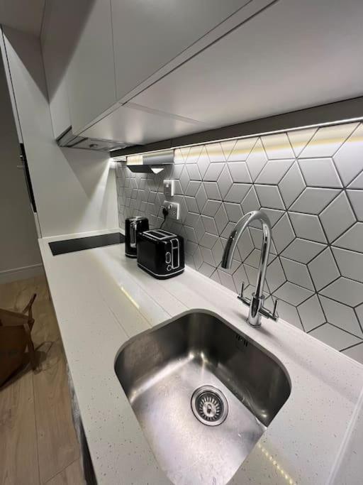 Luxx Apartment & Suites, London Heathrow Airport, Terminal 4, Piccadilly Underground Train Station Nearby! ฮิลลิงดัน ภายนอก รูปภาพ