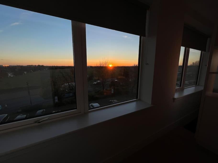 Luxx Apartment & Suites, London Heathrow Airport, Terminal 4, Piccadilly Underground Train Station Nearby! ฮิลลิงดัน ภายนอก รูปภาพ