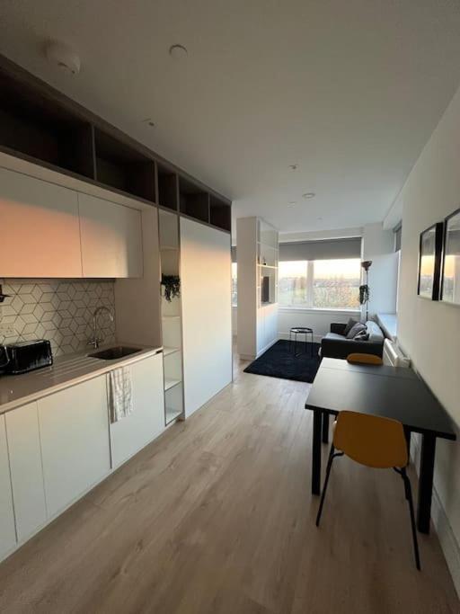 Luxx Apartment & Suites, London Heathrow Airport, Terminal 4, Piccadilly Underground Train Station Nearby! ฮิลลิงดัน ภายนอก รูปภาพ