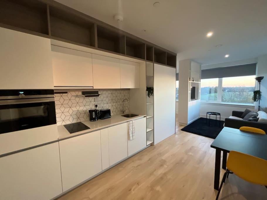 Luxx Apartment & Suites, London Heathrow Airport, Terminal 4, Piccadilly Underground Train Station Nearby! ฮิลลิงดัน ภายนอก รูปภาพ
