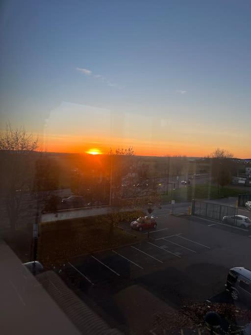 Luxx Apartment & Suites, London Heathrow Airport, Terminal 4, Piccadilly Underground Train Station Nearby! ฮิลลิงดัน ภายนอก รูปภาพ
