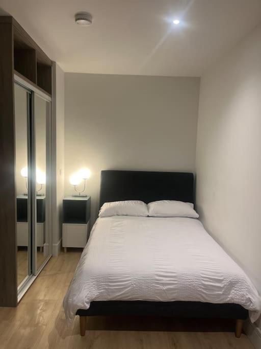 Luxx Apartment & Suites, London Heathrow Airport, Terminal 4, Piccadilly Underground Train Station Nearby! ฮิลลิงดัน ภายนอก รูปภาพ