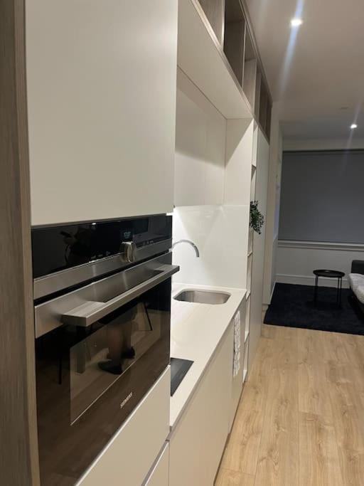 Luxx Apartment & Suites, London Heathrow Airport, Terminal 4, Piccadilly Underground Train Station Nearby! ฮิลลิงดัน ภายนอก รูปภาพ