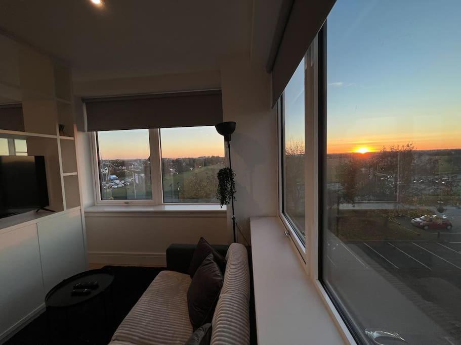 Luxx Apartment & Suites, London Heathrow Airport, Terminal 4, Piccadilly Underground Train Station Nearby! ฮิลลิงดัน ภายนอก รูปภาพ