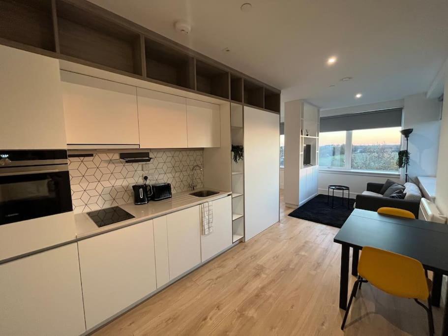 Luxx Apartment & Suites, London Heathrow Airport, Terminal 4, Piccadilly Underground Train Station Nearby! ฮิลลิงดัน ภายนอก รูปภาพ
