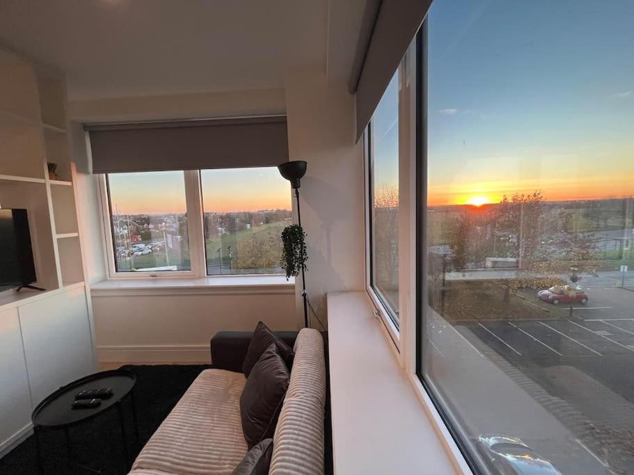 Luxx Apartment & Suites, London Heathrow Airport, Terminal 4, Piccadilly Underground Train Station Nearby! ฮิลลิงดัน ภายนอก รูปภาพ