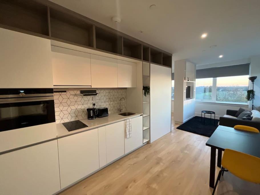 Luxx Apartment & Suites, London Heathrow Airport, Terminal 4, Piccadilly Underground Train Station Nearby! ฮิลลิงดัน ภายนอก รูปภาพ