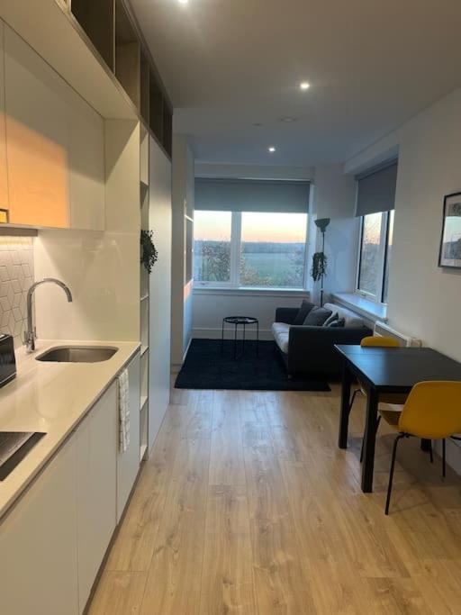 Luxx Apartment & Suites, London Heathrow Airport, Terminal 4, Piccadilly Underground Train Station Nearby! ฮิลลิงดัน ภายนอก รูปภาพ