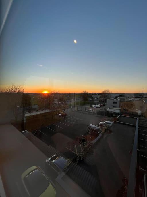 Luxx Apartment & Suites, London Heathrow Airport, Terminal 4, Piccadilly Underground Train Station Nearby! ฮิลลิงดัน ภายนอก รูปภาพ