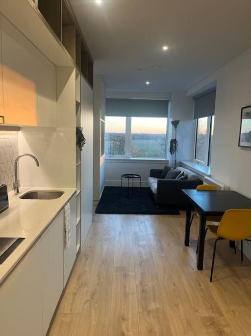 Luxx Apartment & Suites, London Heathrow Airport, Terminal 4, Piccadilly Underground Train Station Nearby! ฮิลลิงดัน ภายนอก รูปภาพ
