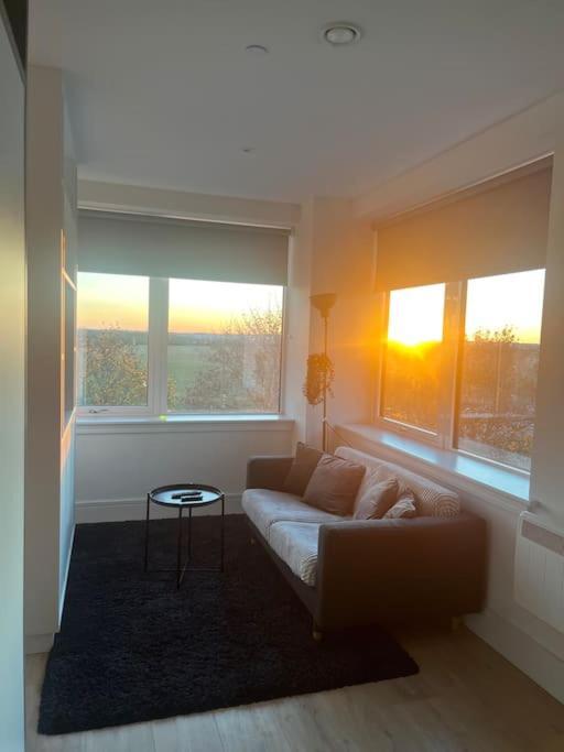 Luxx Apartment & Suites, London Heathrow Airport, Terminal 4, Piccadilly Underground Train Station Nearby! ฮิลลิงดัน ภายนอก รูปภาพ