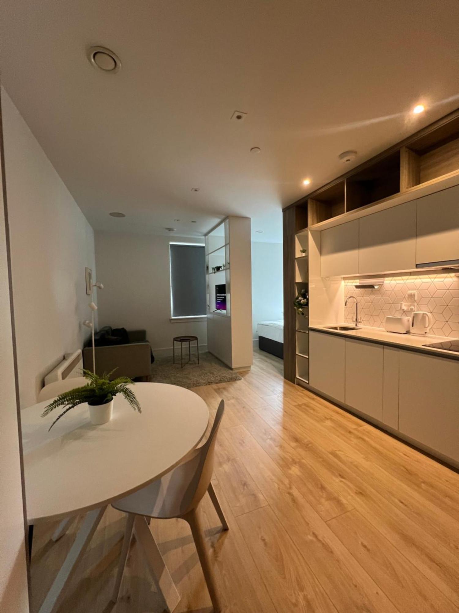 Luxx Apartment & Suites, London Heathrow Airport, Terminal 4, Piccadilly Underground Train Station Nearby! ฮิลลิงดัน ภายนอก รูปภาพ